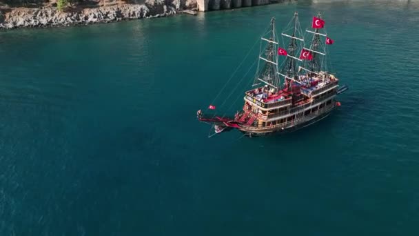海の概念に休息 ヨットの人々 — ストック動画