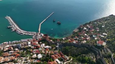 Ufuk çizgisindeki evler bulutlu hava