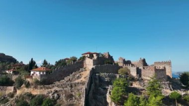 Şehrin üzerindeki temiz gökyüzü, eski kale, şehrin simgesi.,