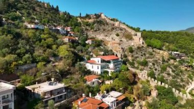 Şehrin üzerindeki temiz gökyüzü, eski kale, şehrin simgesi.,