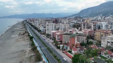 Ufuk çizgisindeki evler bulutlu hava