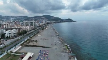 Ufuk çizgisindeki evler bulutlu hava