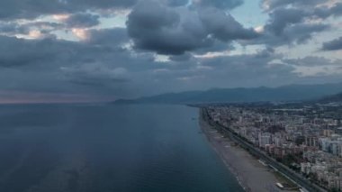 Yüksek kontrastta altın renkli günbatımı bulutu. Gerçek gökyüzü. Rüya ve hava tahmini kavramı