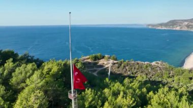 Şehrin üzerinde açık bir gökyüzü, eski kale, şehir simgesi, 4K