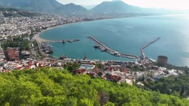 Turist taşımacılığı, 4k hava manzarası, günün güzel rengi.