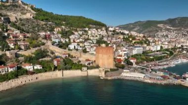 Şehrin üzerindeki temiz gökyüzü, eski kale, şehrin simgesi.,