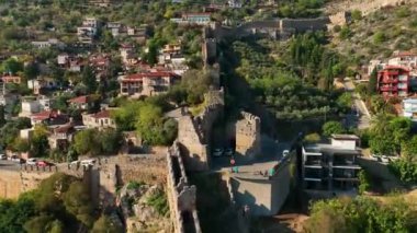 Şehrin üzerindeki temiz gökyüzü, eski kale, şehrin simgesi.,