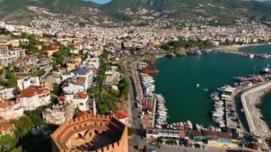 Şehrin üzerindeki temiz gökyüzü, eski kale, şehrin simgesi.,