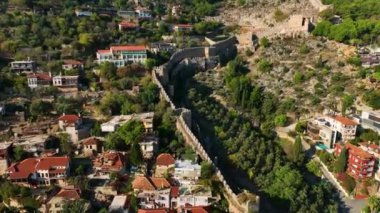 Şehrin üzerindeki temiz gökyüzü, eski kale, şehrin simgesi.,