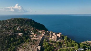 Şehrin üzerindeki temiz gökyüzü, eski kale, şehrin simgesi.,