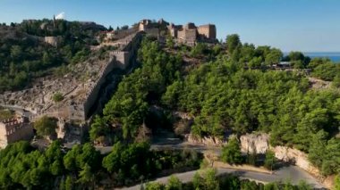 Şehrin üzerindeki temiz gökyüzü, eski kale, şehrin simgesi.,