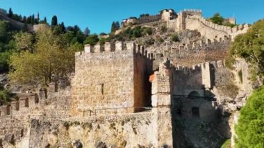 Şehrin üzerindeki temiz gökyüzü, eski kale, şehrin simgesi.,