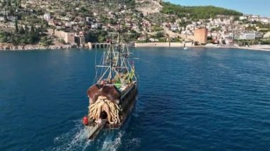 Denizde dinlenmek, deniz konsepti, yattaki insanlar.