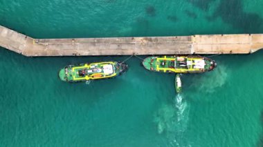 Römorkörden limana harika bir arka plan.