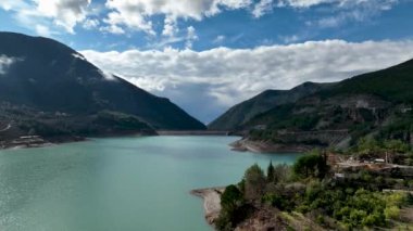Dağ nehri muhteşem arka plan manzarası