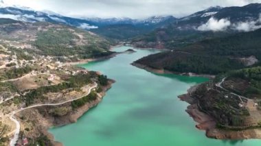 Dağ nehri muhteşem arka plan manzarası