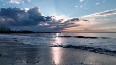 Sahildeki otel harika bir arka plan.