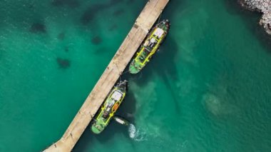 Römorkörden limana harika bir arka plan.