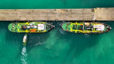 Römorkörden limana harika bir arka plan.