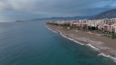 Ufuk çizgisindeki evler bulutlu hava