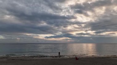 Güneş ufuk çizgisinde batıyor. 4 K Türkiye Alanya