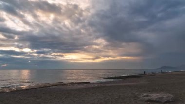 Güneş ufuk çizgisinde batıyor. 4 K Türkiye Alanya