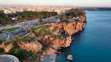 Mavi deniz ve liman kenti arka planıyla Alanya plajı dağ manzaralı.