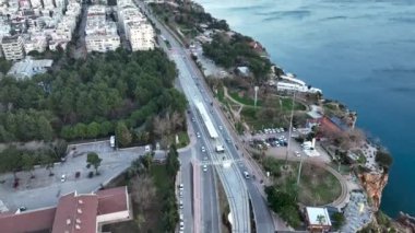 Dağların eteğindeki şehir.