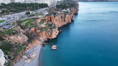 Dağların eteğindeki şehir.