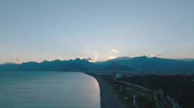 Dağların eteğindeki şehir.