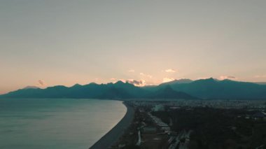 Dağların eteğindeki şehir.