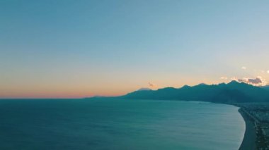 Dağların eteğindeki şehir.