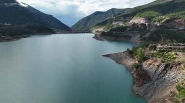 Dağ nehri harika arka plan görüntüsü 4K