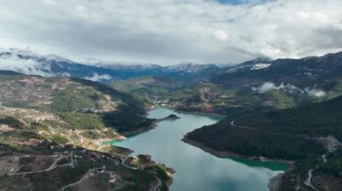 Dağ nehri harika arka plan görüntüsü 4K