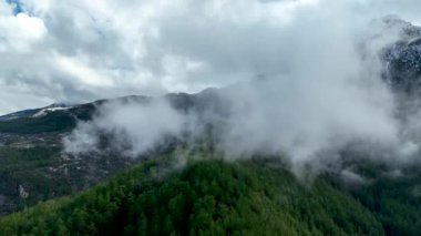 Dağ nehri muhteşem arka plan manzarası