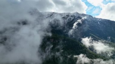 Dağ nehri muhteşem arka plan manzarası