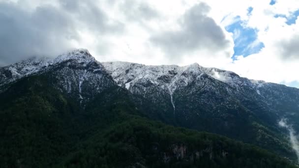 Гора Реки Удивительный Вид Фоне Облачно Lanscape — стоковое видео
