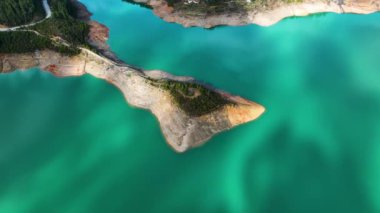 Dağ nehri harika arka plan görüntüsü 4K