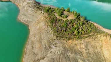 Dağ nehri harika arka plan görüntüsü 4K