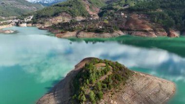 Dağ nehri harika arka plan görüntüsü 4K