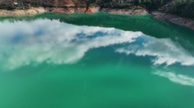 Dağ nehri harika arka plan görüntüsü 4K