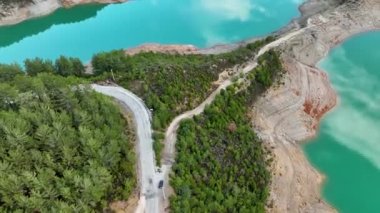 Dağ nehri harika arka plan görüntüsü 4K