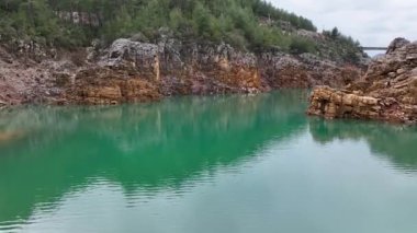 Dağ nehri harika arka plan görüntüsü 4K