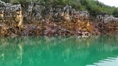 Dağ nehri harika arka plan görüntüsü 4K