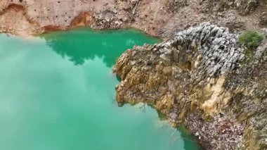 Dağ nehri harika arka plan görüntüsü 4K