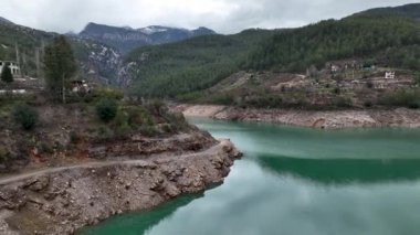 Dağ nehri harika arka plan görüntüsü 4K