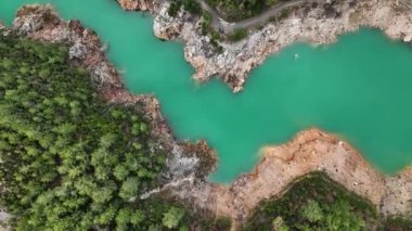 Dağ nehri harika arka plan görüntüsü 4K