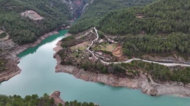 Dağ nehri harika arka plan görüntüsü 4K