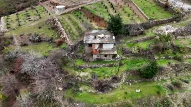 Dağ nehri harika arka plan görüntüsü 4K