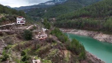 Dağ nehri harika arka plan görüntüsü 4K